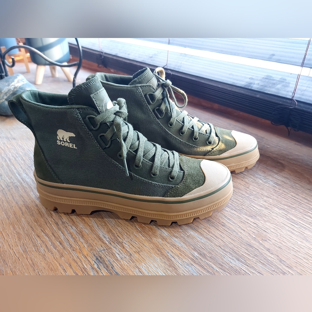 Sorel Scout N' About Mid Sneakers (Rare & BRAND NEW!)